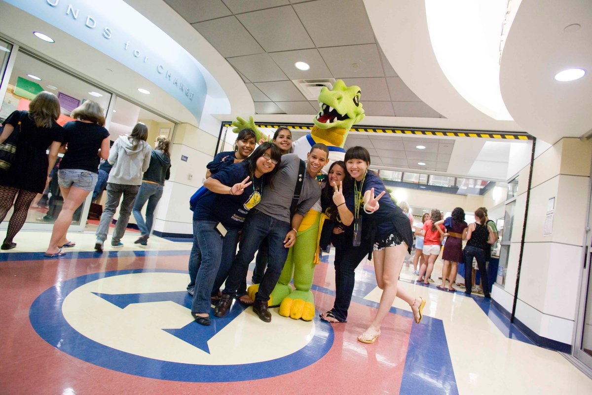 alleghenycol's tweet photo. It’s #GatorGiveDay Eve! In anticipation of tomorrow, we’re calling on you to share your favorite Allegheny memories. Post a photo and tag a friend with the hashtag #GatorFlashBack in support of Allegheny experiences! Join the fun early & make your gift at https://t.co/tfCJDNL793 https://t.co/oN1Rq2iQxZ