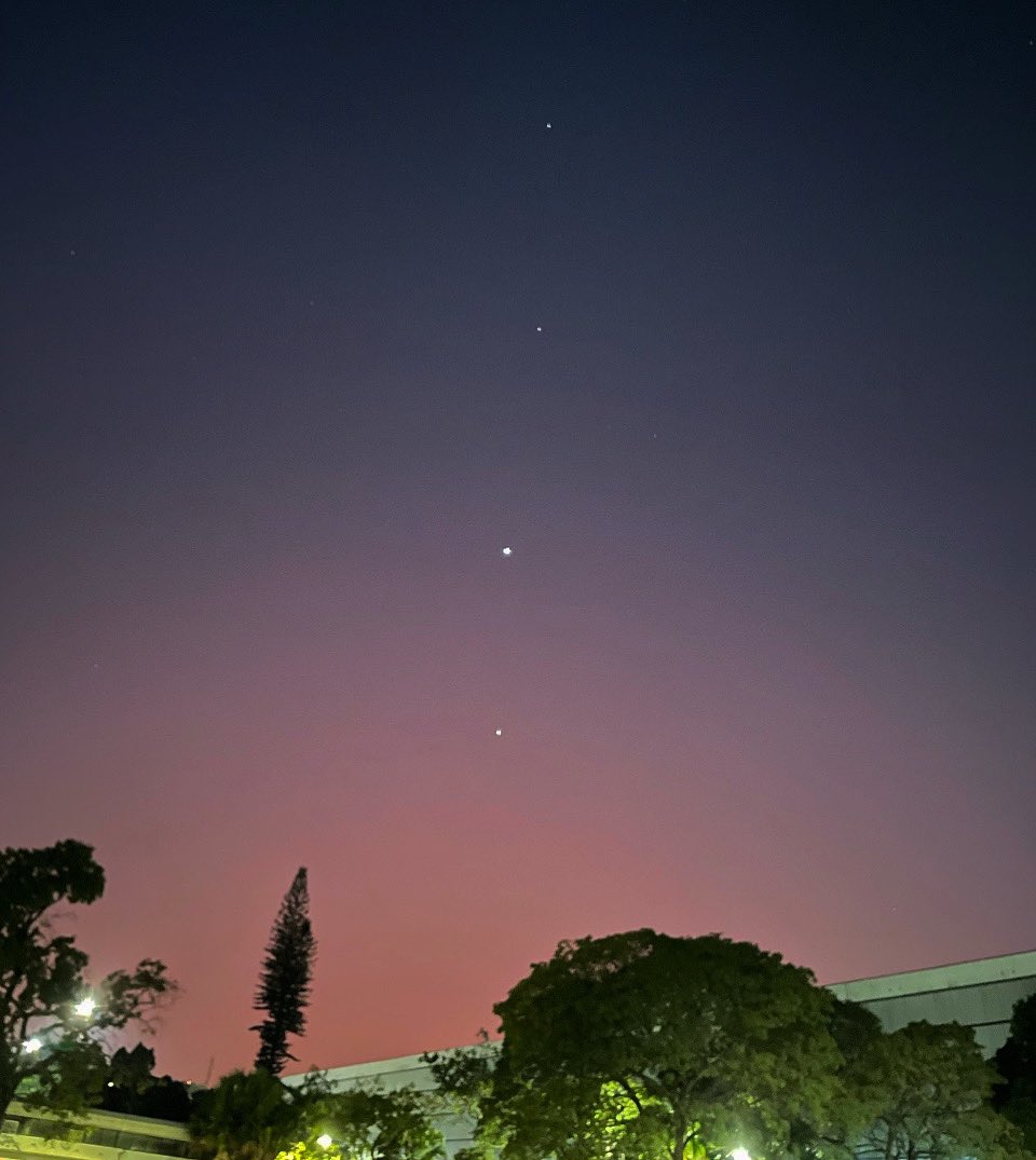 A câmera do celular não ajuda, mas acho que dá pra ver Vênus, Marte, Júpiter e Saturno alinhados às 5:10 da manhã 🪐