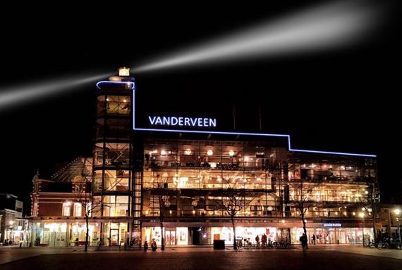 Warenhuis Vanderveen Assen viert 125-jarig jubileum: Op 1 mei 2022 is het precies 125 jaar geleden dat Warenhuis Vanderveen voor het eerst de deuren opende. Door de decennia heen is het Asser warenhuis uitgegroeid tot het op één na grootste warenhuis van… dlvr.it/SNvRhS