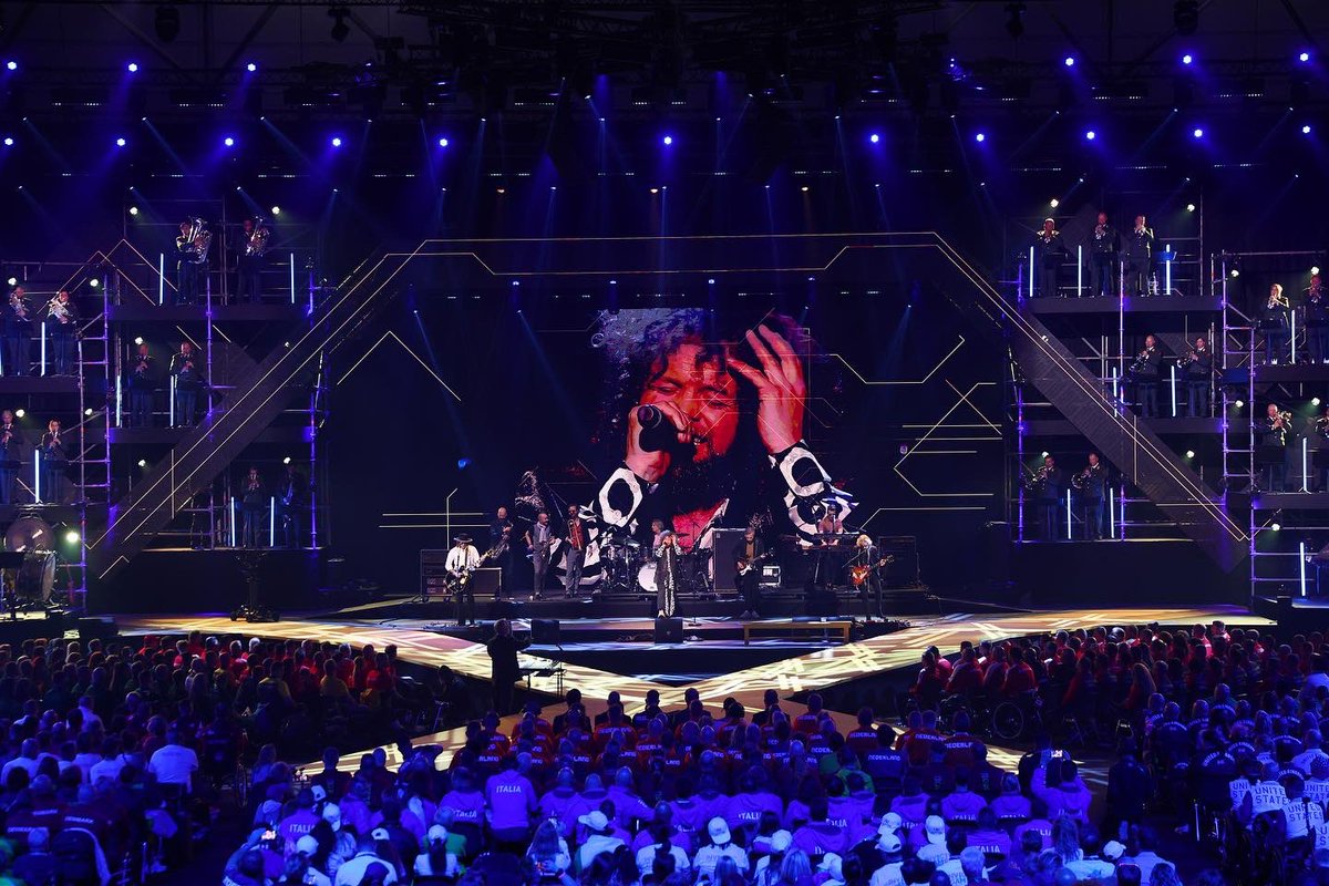 💛🖤| So great to have our ambassadors <a href="/Di_rectMusic/">DI-RECT</a> performing every day at the Invictus Games Stadium. Want to see them live playing at the Closing Ceremony? This is your chance ! Download the app and get a chance to win two tickets! 💥 #InvictusGames #TheHague