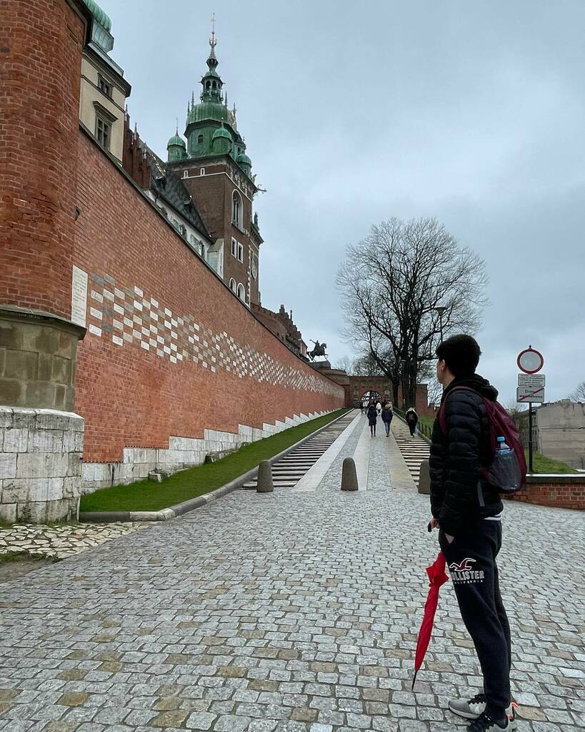 simonhoang23's tweet photo. Buildings and selfies 🏭 🤳 #23 https://t.co/XXytrLQsF0 https://t.co/d5I9ee27te