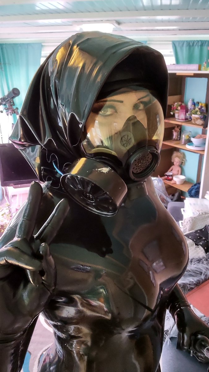 blueberry_sage's tweet photo. Stay shiny, everyone 🖤🖤🖤 #latex #rubberdoll #latexdress #gasmask https://t.co/707LYcVtW8