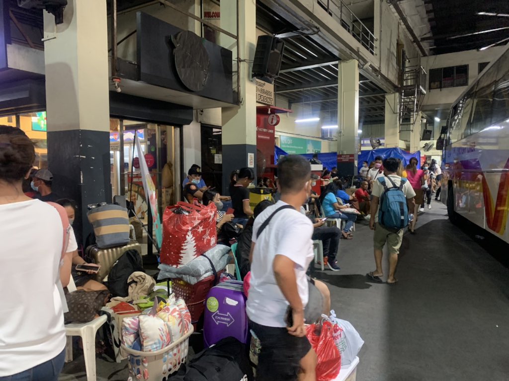 ABSCBNNews's tweet photo. TINGNAN: Mga naipong pasahero sa terminal ng Victory Liner sa EDSA-Cubao habang naghihintay ng 10PM pang biyahe kasunod ng ipinatupad na 10PM-5AM na window hours ng MMDA sa mga bus na biyaheng probinsiya. | via @JohnsonManabat https://t.co/3rpPWA8mxc