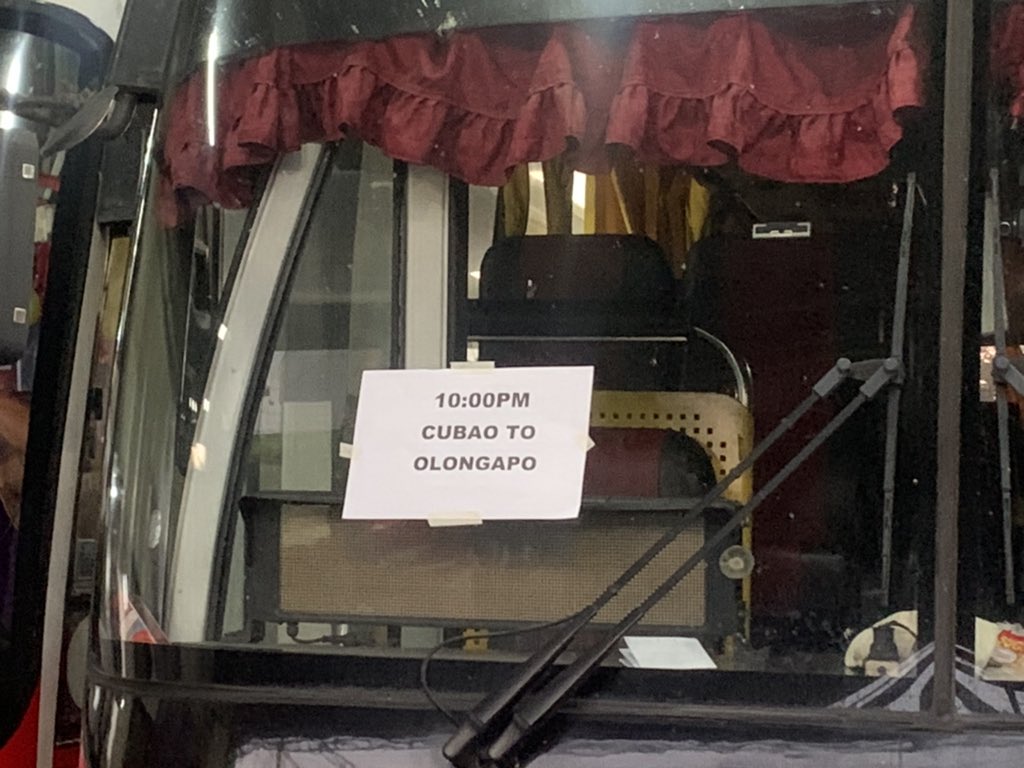 ABSCBNNews's tweet photo. TINGNAN: Mga naipong pasahero sa terminal ng Victory Liner sa EDSA-Cubao habang naghihintay ng 10PM pang biyahe kasunod ng ipinatupad na 10PM-5AM na window hours ng MMDA sa mga bus na biyaheng probinsiya. | via @JohnsonManabat https://t.co/3rpPWA8mxc