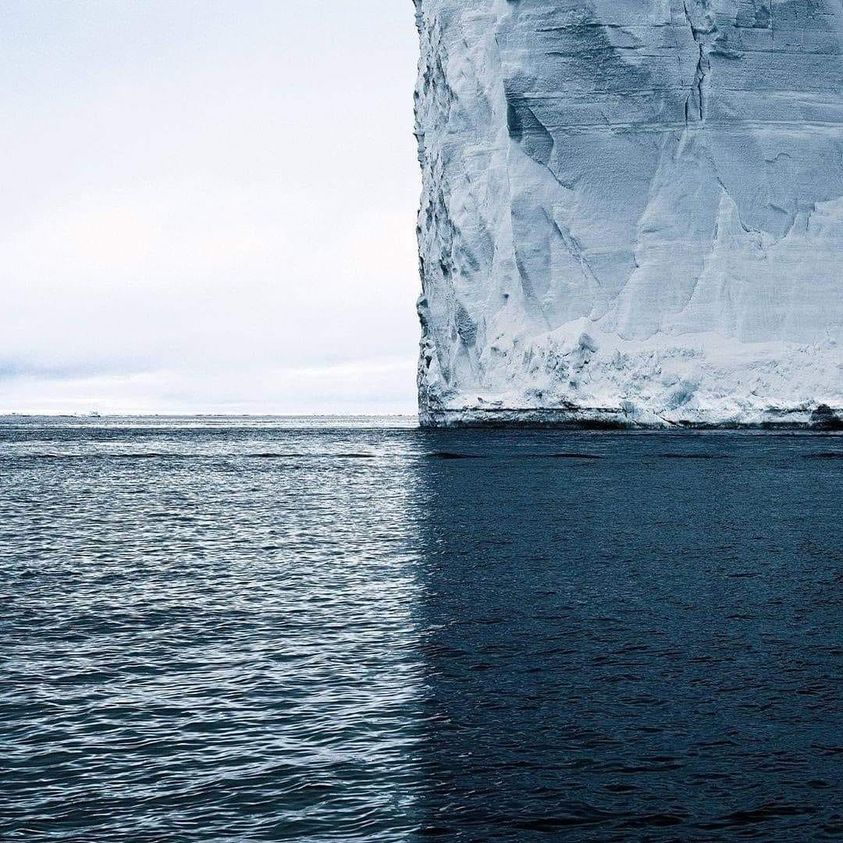 Youridefou's tweet photo. Cette photo prise en Antarctique présente 4 nuances de bleu. C'est magnifique https://t.co/AprjFBScr3