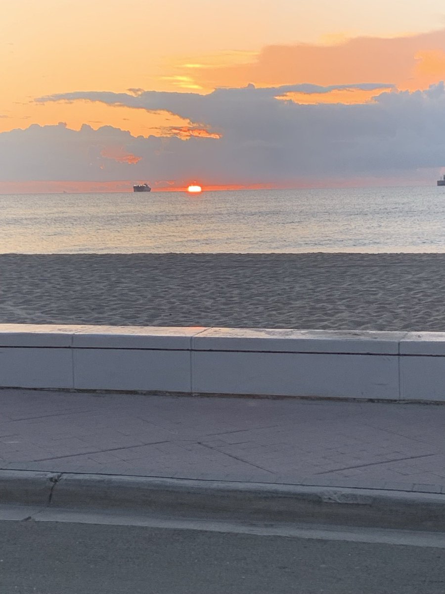 💭🏞🤣📦 tweet media