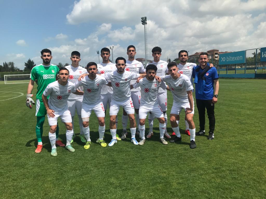 U19 takımımız ligin 24. hafta erteleme maçında deplasmanda Adana Demirspor'u Emirhan Tak ve Eren Kaya'nın golleriyle 2-1 mağlup ederek 52 puana yükseldi.