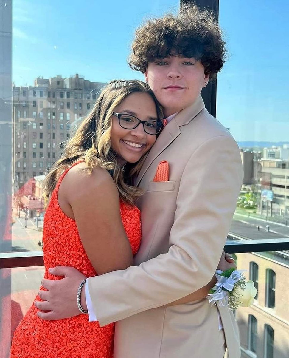RegissBrideProm's tweet photo. Looking bright and beautiful in neon orange!🧡 https://t.co/sC2fuYLoCy