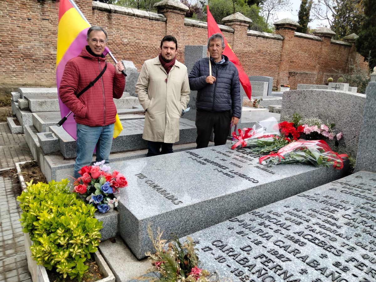 Esta mañana, en el cementerio civil, @elpcm ha recordado a Julián Grimau. Histórico dirigente de @elpce asesinado brutalmente por el franquismo. Ni olvido ni perdón. Gloria a los héroes de nuestra historia.