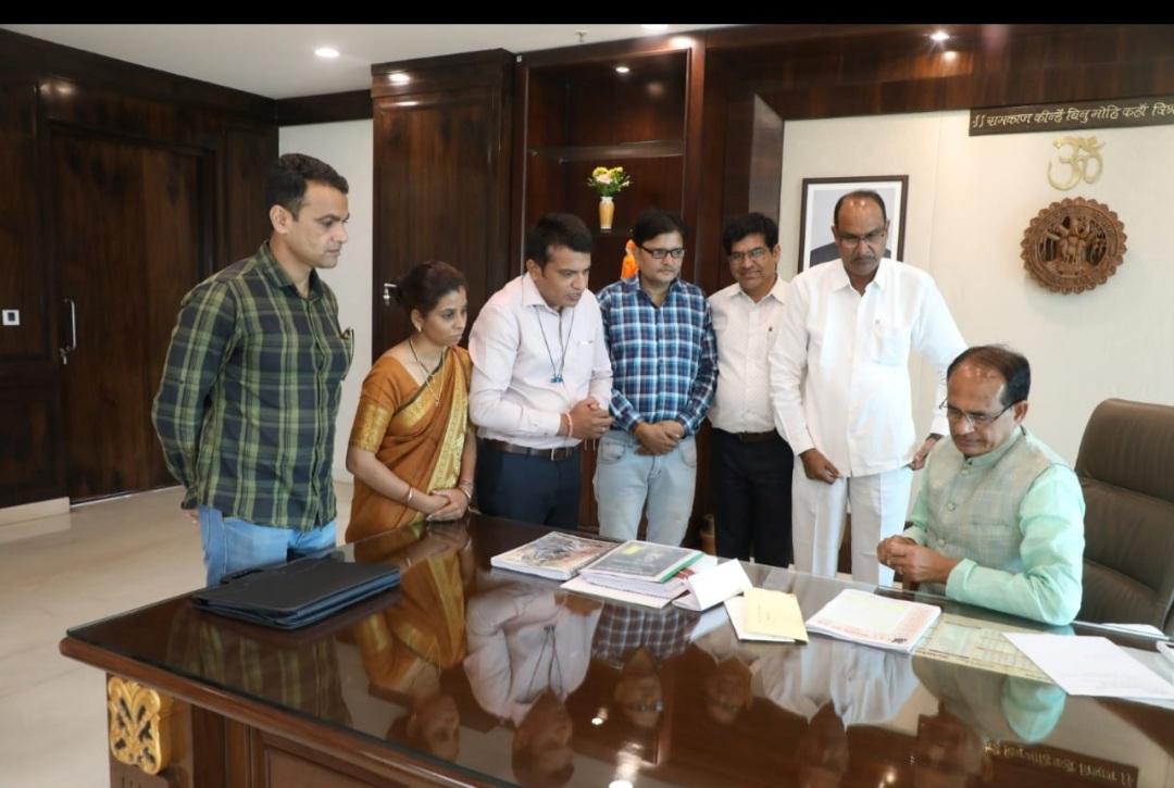 ypssisodiya's tweet photo. मुख्यमंत्री श्री @ChouhanShivraj जी के समक्ष आर्थिक रूप से कमजोर ईडब्ल्यूएस वर्ग को 10% आरक्षण से लाभान्वित किए जाने को लेकर एक प्रतिनिधिमंडल से मंत्रालय वल्लभ भवन मे मुलाक़ात करवाई गई तथा इस वर्ग को आरक्षण का लाभ दिए जाने का आग्रह किया गया। https://t.co/NV44iEok5Z