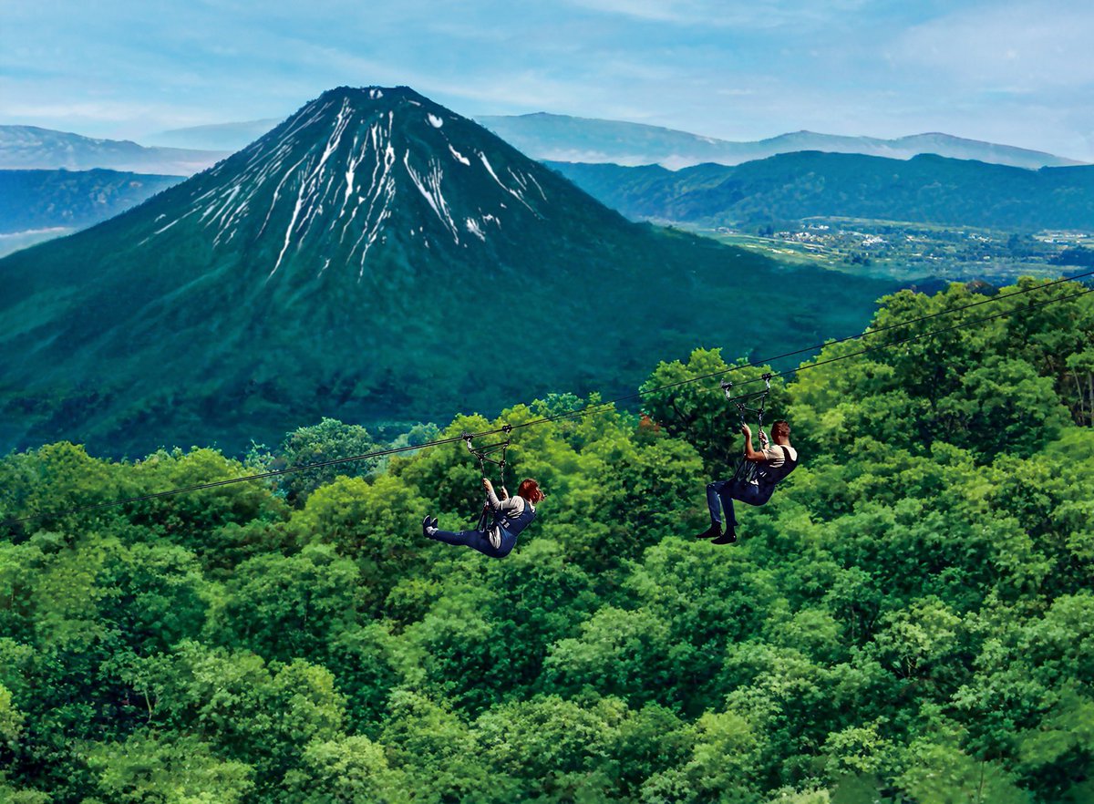 世界最大級のジップラインHANAZONO ZIP WORLDがHANAZONOに誕生！総滑走距離2,591m、最長ジップラインはアジア最長の1,700m！スリリングな空の旅をお楽しみください。

Asia's longest, one of the world's largest ziplines to launch at Niseko Hanazono in summer 2022!

bit.ly/3OxKpp5