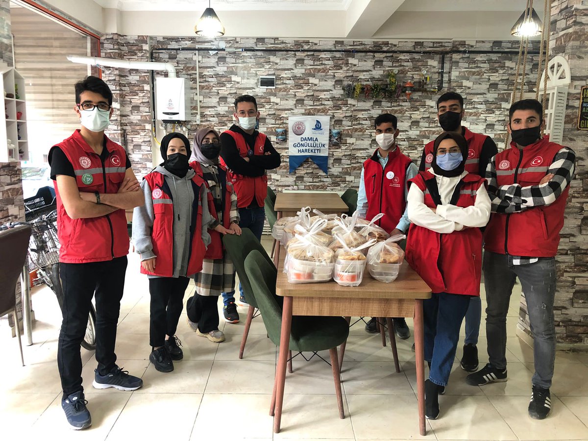 gsb_eak's tweet photo. Sofradan Kalbe Projesi nedir? 🛍🍲
Yerel çaptaki küçük ölçekli yemek işletmelerinde pişen ev yemeklerinin, Ramazan ayı boyunca gönüllüler aracılığıyla belirlenen ailelere ulaştırılmasını sağlayan bir sosyal sorumluluk projesidir. 👏🏻👏🏻
#SofradanKalbe💙 #GönüllüyüzBiz https://t.co/wHa0YDIncl