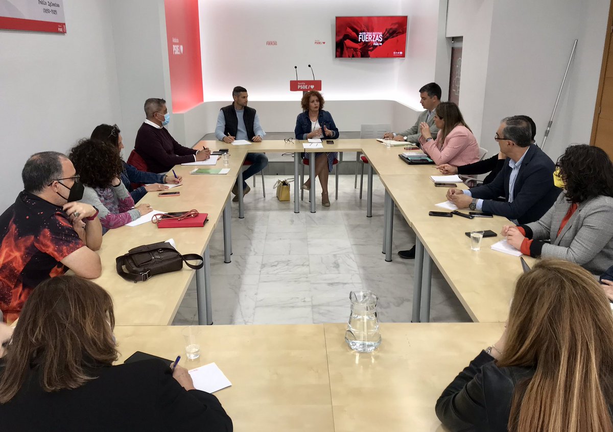 🌹<a href="/adelacastano/">Adela Castaño</a> <a href="/RodrigoRguezHan/">Rodrigo Rguez Hans</a> <a href="/RafaZafra011/">Rafa Zafra/❤️</a> y <a href="/Angelito_crim/">Ángel M. González Arias - Concejal</a>, responsables del área de escucha activa del <a href="/psoedeandalucia/">PSOE de Andalucía</a>, mantienen una reunión con los coordinadores de la provincia de Sevilla para atender los nuevos retos que plantea la ciudadanía

#LaAndalucíaQueQuieres❤️