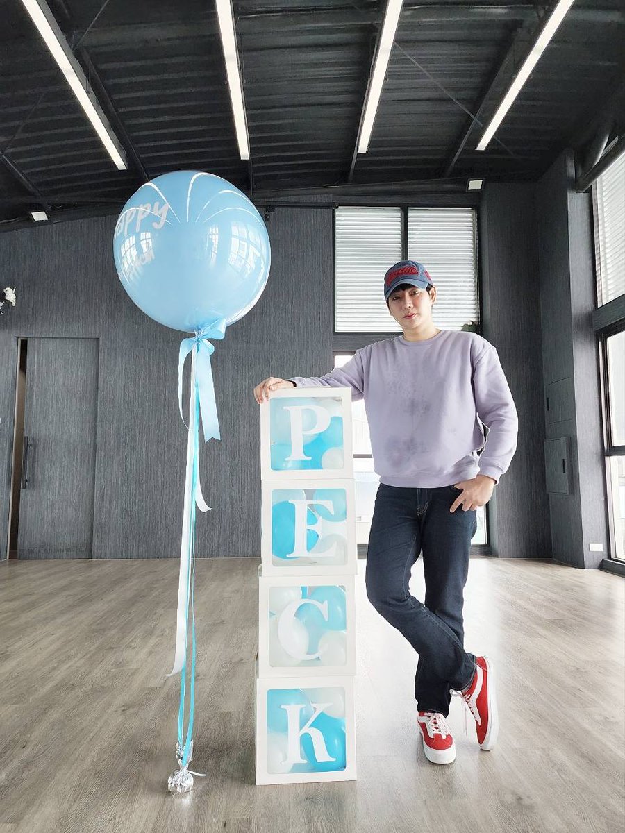 Palit_Official's tweet photo. เฮียฝากมาบอกแฟนๆ ว่า "เฮียขอบคุณทุกกำลังใจที่ส่งมาให้นะครับ" @peckpalit #เป๊กผลิตโชค #PeckPaLitChoke 

แจกความสดชื่นยามเย็น  💙🦋 https://t.co/FZxx8AosgY