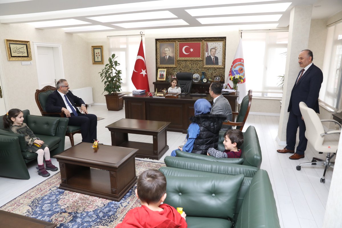 23 Nisan Ulusal Egemenlik ve Çocuk Bayramı etkinlikleri kapsamında okulumuz 5 YAŞ - A sınıfı öğretmenimiz  Fatmanur Aksoy AYDIN ve  öğrencileri  ile Belediye Başkanımız Hamit KILIÇ' ı makamında ziyaret ederek, çiçek takdim ettik.