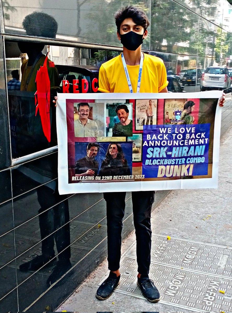 teamsrkfc's tweet photo. [Straight From Red Chillies Ent. Office]: On behalf of #TeamShahRukhKhan Fanclub, Team SRK Mumbai Admin, Lateef sending best wishes to RCE for their upcoming movie with King Khan #Dunki 😍

@iamsrk
@RedChilliesEnt

Releasing on 22nd December 2023!

#ShahRukhKhan https://t.co/86iVy51dRz