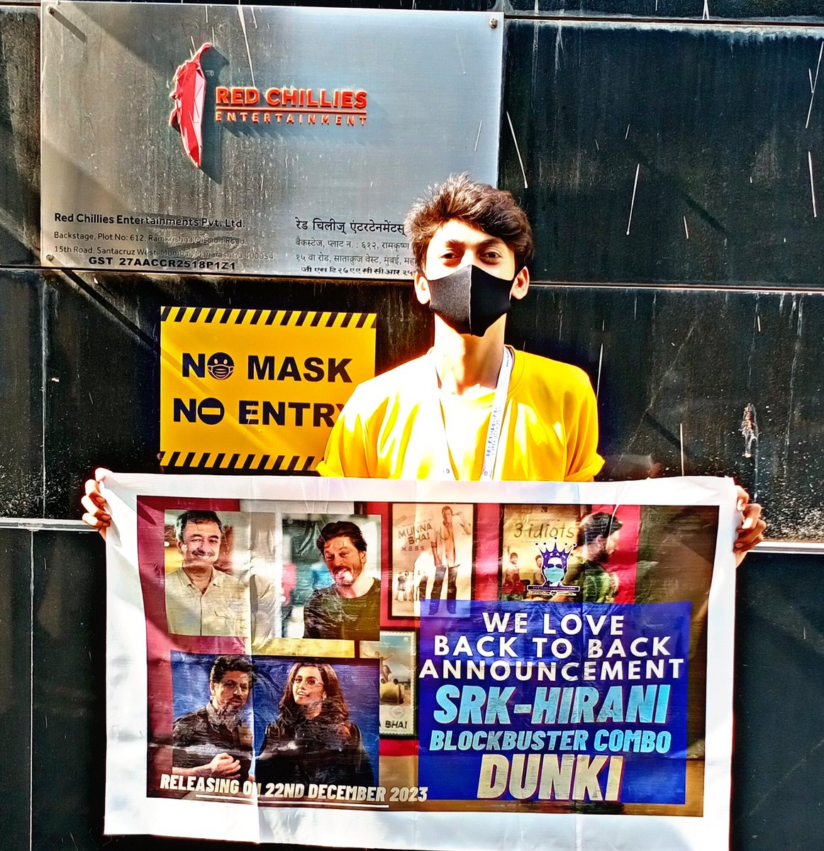teamsrkfc's tweet photo. [Straight From Red Chillies Ent. Office]: On behalf of #TeamShahRukhKhan Fanclub, Team SRK Mumbai Admin, Lateef sending best wishes to RCE for their upcoming movie with King Khan #Dunki 😍

@iamsrk
@RedChilliesEnt

Releasing on 22nd December 2023!

#ShahRukhKhan https://t.co/86iVy51dRz