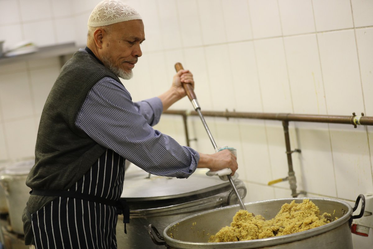 arabnews's tweet photo. At the East London Mosque (@elondonmosque), #iftar meals are cooked on-site and over 500 people, regardless of faith, sit down together to share a meal at sunset every day during #Ramadan https://t.co/GWgNWoOZzn https://t.co/7XZQZBYcm0