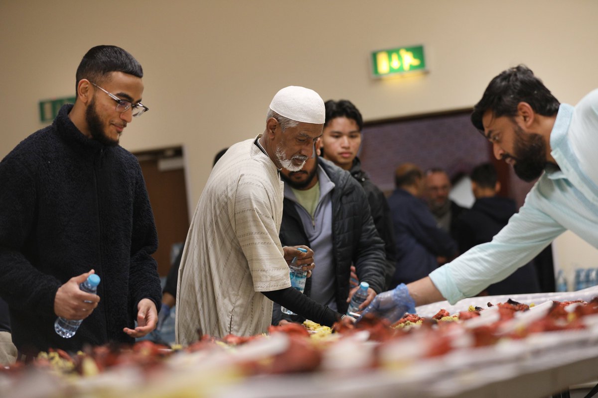 arabnews's tweet photo. At the East London Mosque (@elondonmosque), #iftar meals are cooked on-site and over 500 people, regardless of faith, sit down together to share a meal at sunset every day during #Ramadan https://t.co/GWgNWoOZzn https://t.co/7XZQZBYcm0