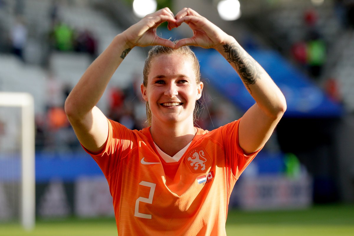 Desiree van Lunteren stopt na dit seizoen met voetbal.

Gefeliciteerd met een prachtige carrière <a href="/DvLunteren/">Desiree van Lunteren</a> 🧡👏