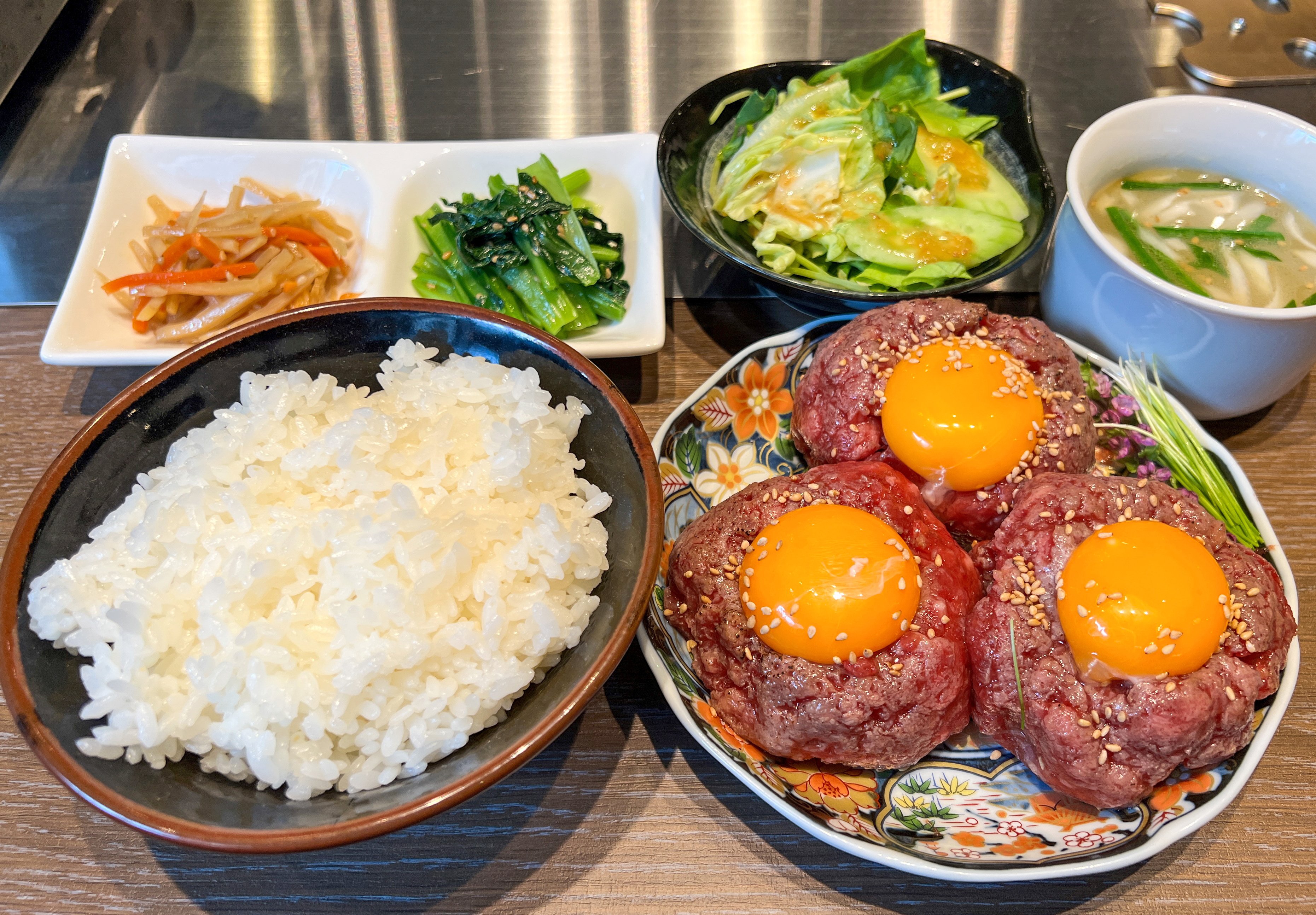 唯一無二の絶品グルメ むにぐるめ 焼肉酒場 寅や 東京 西葛西駅から徒歩3分 ランチ時に トリプル炙りユッケ定食 を食べられるお店 1個100gのユッケを豪快に3個も堪能できるパワー系ランチで 炙り特有の香ばしさとレアなお肉の旨味をフルに
