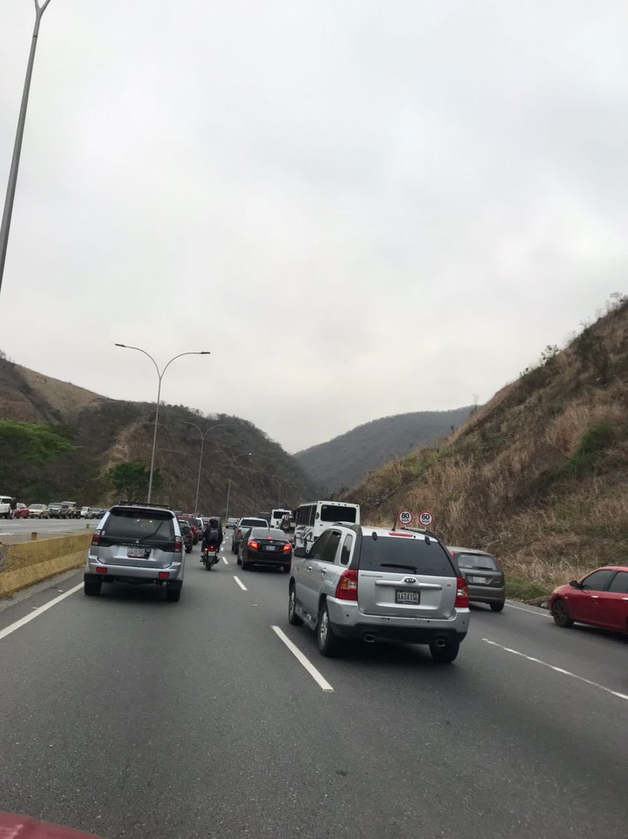 TortoleroFM's tweet photo. REPORTE DE TRANSITÓ:
Nos informan qué hay retraso en la GMA subiendo Caracas desde el club sirio. Se coleo un vehículo a la altura de la estación de servicio. Autoridades en el lugar.
@Via977FM
#reportedetransito #guatire #guarenas #caracas #GMA https://t.co/6PZUGHHMx9