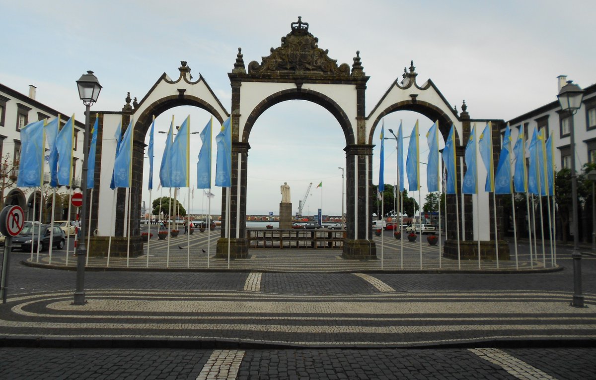 It would be nice to go for a stroll in Ponta Delgada, a city by the edge of the Atlantic. São Miguel, Azores: 
thetorzorean.com/2022/04/07/pon…