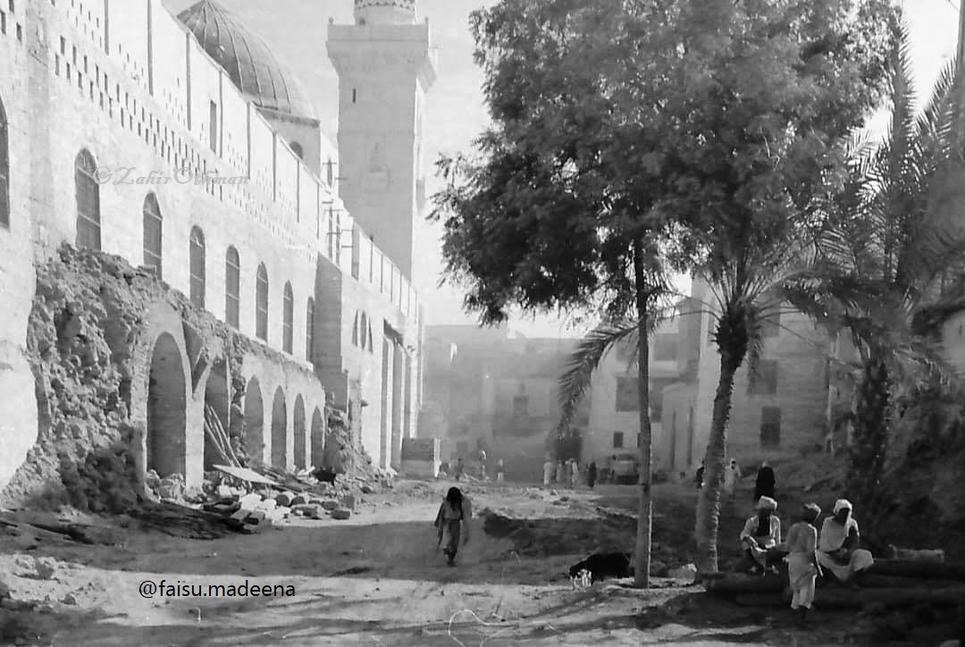 #المدينة_المنورة صورة أندر من نادرة للجدار القبلي لـ #المسجد_النبوي أثناء أعمال التوسعة #السعودية الأولى يظهر فيها جانب من القبة الخضراء والمنارة الرئيسية ودار أبي أيوب الأنصاري. 

الحياة مستمرة رغم أعمال الإنشاء، والكثير من التفاصيل المعمارية، وأشجار كانت في فناء أحد المنازل.