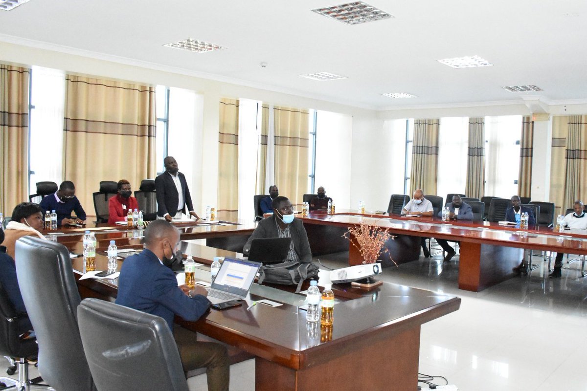 RuhangoDistrict's tweet photo. Abikorera bo mu @RuhangoDistrict bakomeje kubaka ubufatanye mu ishoramari binyuze muri Kampani 2 bahuriyemo: Ruhango Vision Company na Ruhango Investment Company (RVC). Mu mishinga y'ikubitiro harimo kubaka inyubako zigezweho muri Gare ya Ruhango. https://t.co/WEgP2I1woE