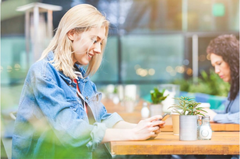 #Twitter en #Reddit worden vaak als #nieuwsbronnen bestempeld, maar wist je dat vooral #Facebook, #WhatsApp en zelfs #YouTube het meest worden gebruikt voor #nieuws? Onze nieuwe publicatie Nieuws &amp; #socialmedia is kosteloos te downloaden:bit.ly/3MlCo4G