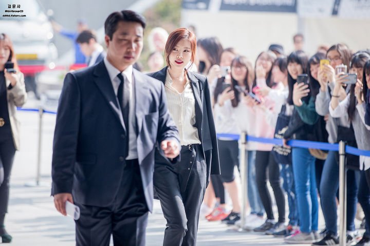 snaeunfiles's tweet photo. it's son naeun's world and we're all living in it https://t.co/F9P2q1ks69