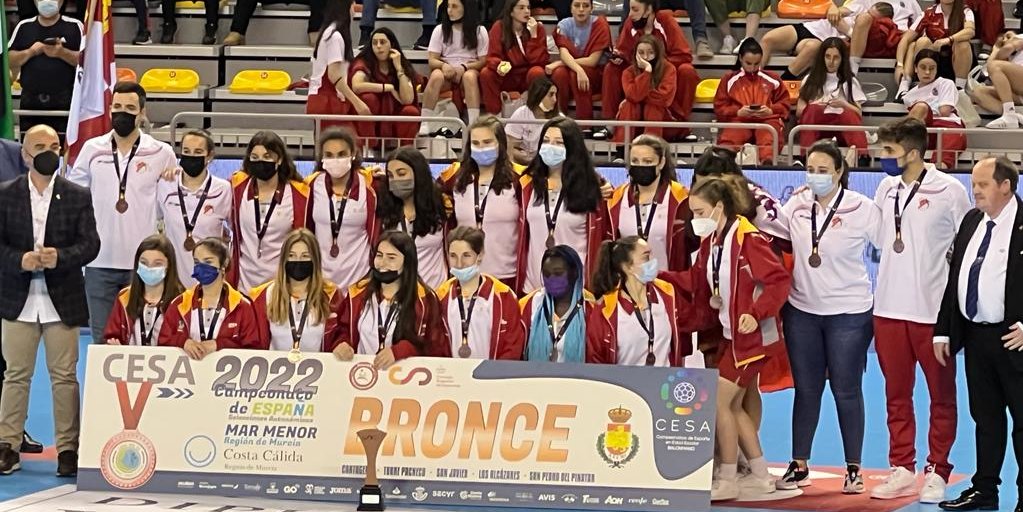 FCYLBM's tweet photo. 🏆 COMPETICIONES | @cesabm2022

Miguel Ángel Perrote ha confeccionado este vídeo que traerá gratos recuerdos a la selección cadete femenina de Castilla y León la cual logró la medalla de bronce en la Copa de España.

📺 https://t.co/zvCifbxZBB

#⃣ #CyLesBalonmano #CESABM2022 https://t.co/Fkx5Fxjx94