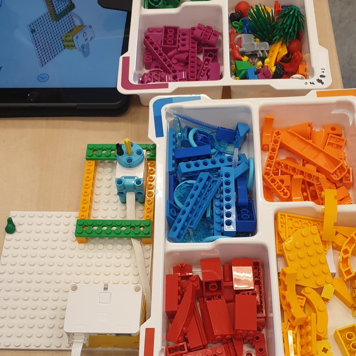 Igår och idag har över 50 ettor från Vikskolan hälsat på för att börjat med att bygga och programmera med Lego Spike Essential. Förhoppningsvis kommer en fortsättning snart!