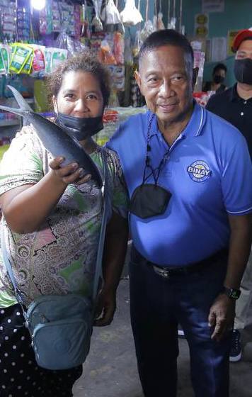 Maraming salamat po sa lahat ng mga manininda at mamimili na nakasama namin sa Bacolod public market kanina. Hindi po namin malilimutan ang inyong mga ngiti at mainit na pagsalubong!
#Bacolod
#BinaySaBacolod
#BinayThereDoneThat 
#Binay11SaBalota 
#BinaySaSenado 
#OnlyBinay