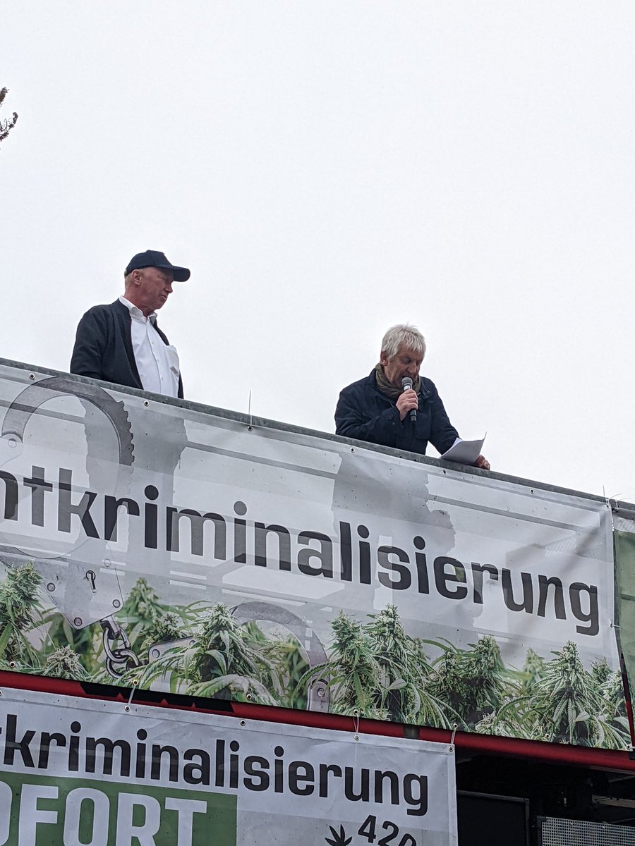 Unsere Vorstandsvorsitzender Hubert Wimber auf der #EntkriminalisierungSofort Demo in Berlin. #420Berlin