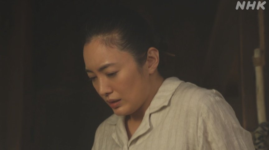LimmieLime1087's tweet photo. The most important thing is . . . Nobuko should put her cooking book down and look back at Yuko. Call an ambulance at once!  

#ちむどんどん 
#ラジオ英会話 　#LESSON13　#put https://t.co/KbhTAjHcL1