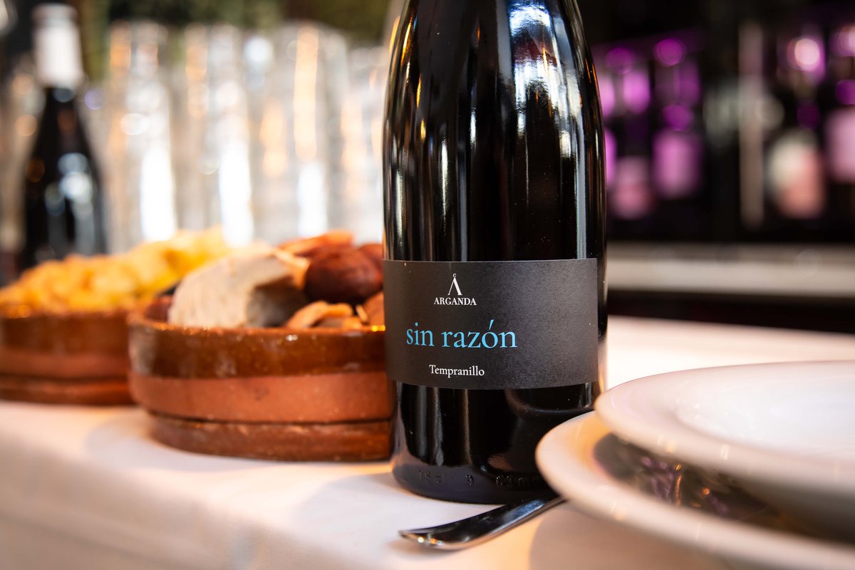 Casa_Maravillas's tweet photo. Cómo ha refrescado hoy, verdad? Con qué acompañamos nuestro #cocido? Os proponemos #SinRazón de #vinoaceitearganda 100% Tempranillo, ideal para carnes y legumbres. #madrid #vinos #domadrid @VinosdeMadridDO https://t.co/u9jPVGIMKp