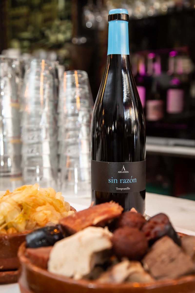 Casa_Maravillas's tweet photo. Cómo ha refrescado hoy, verdad? Con qué acompañamos nuestro #cocido? Os proponemos #SinRazón de #vinoaceitearganda 100% Tempranillo, ideal para carnes y legumbres. #madrid #vinos #domadrid @VinosdeMadridDO https://t.co/u9jPVGIMKp
