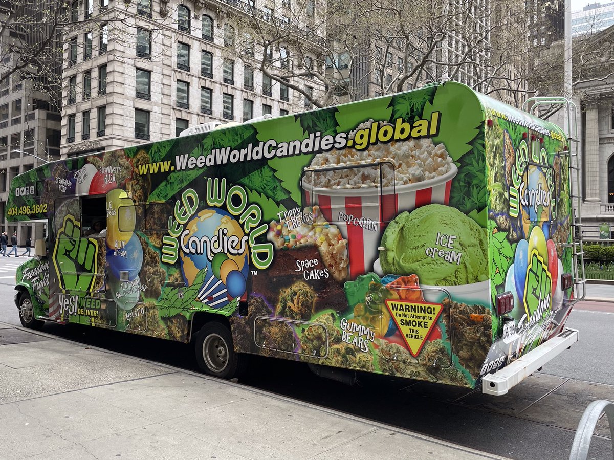 Ein sonniger Tag in New York City und die ganze Stadt riecht nach Weed. #Cannabis wird offen und friedlich verkauft.
Auch die Bundesregierung muss endlich das Versprechen einlösen, Konsument:innen nicht weiter zu kriminalisieren, Herr <a href="/Karl_Lauterbach/">Prof. Karl Lauterbach</a>.
#LegalizeIt #FourTwenty