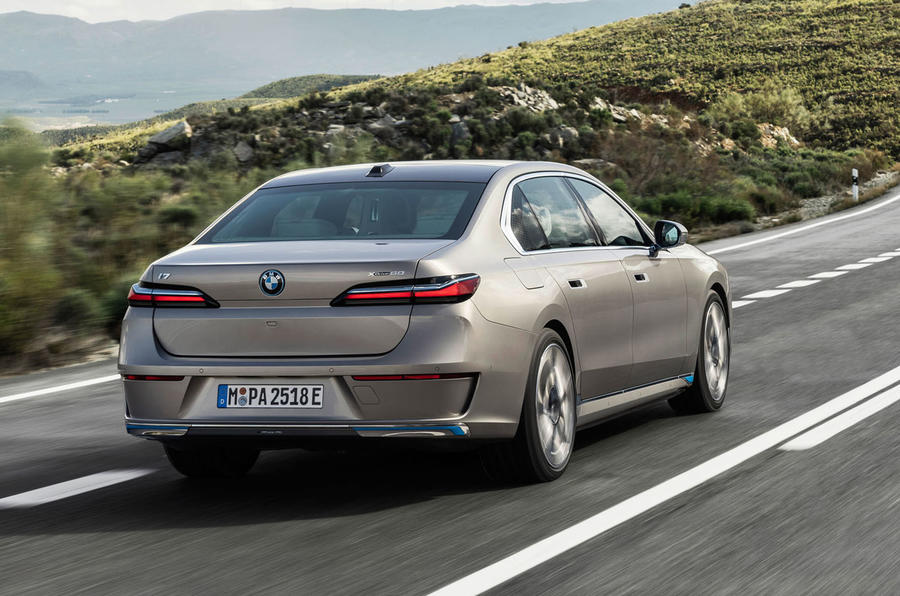 autocar's tweet photo. New 2022 BMW i7 is electric luxury saloon with 388-mile range https://t.co/Y7D0ZwiB8l https://t.co/yNxmacGsIV