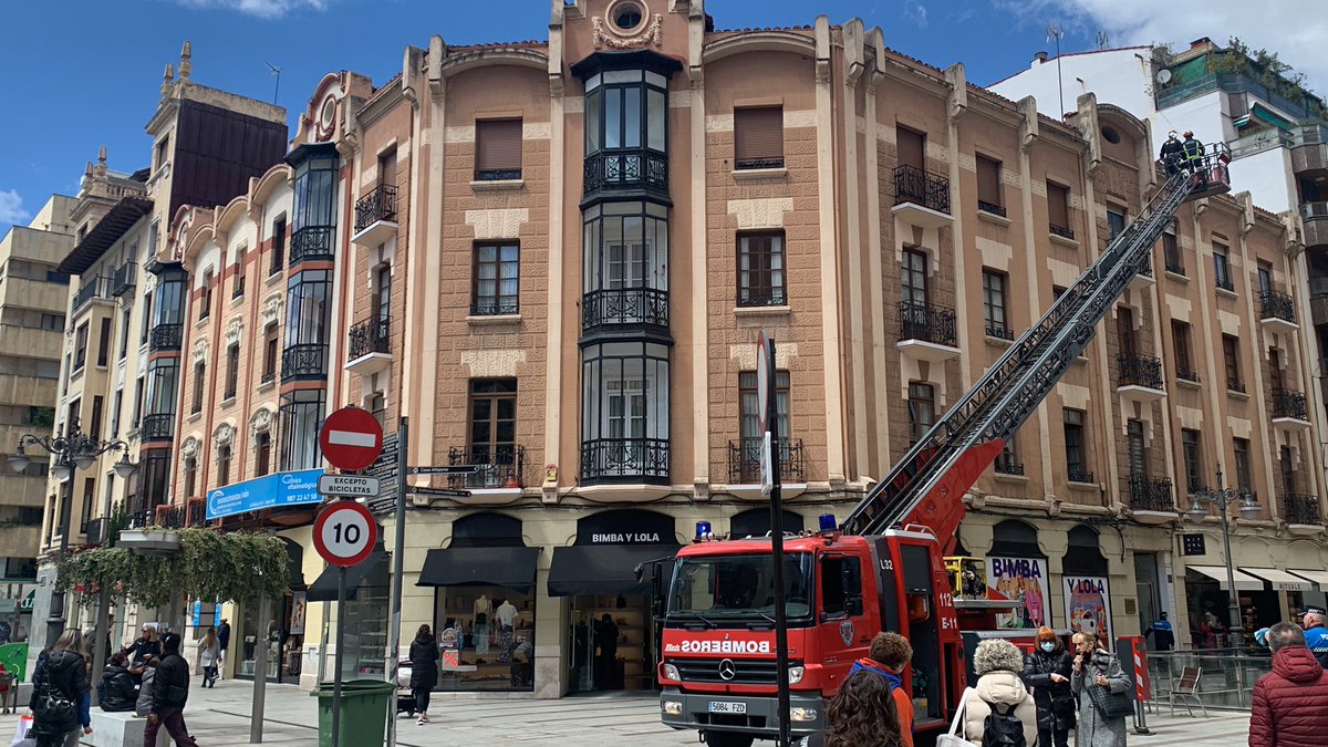 El fuerte viento que tenemos hoy en Leon ha desprendido una teja en la calle Alcázar de Toledo