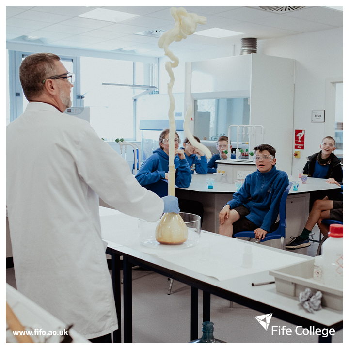 👋 It was fantastic to welcome pupils from Dunbog Primary School today who visited our Science labs this morning. Learning about experiments and all things Science!

🔬 If you're interested in a career in Science, courses are now open - bit.ly/2UKvFcF