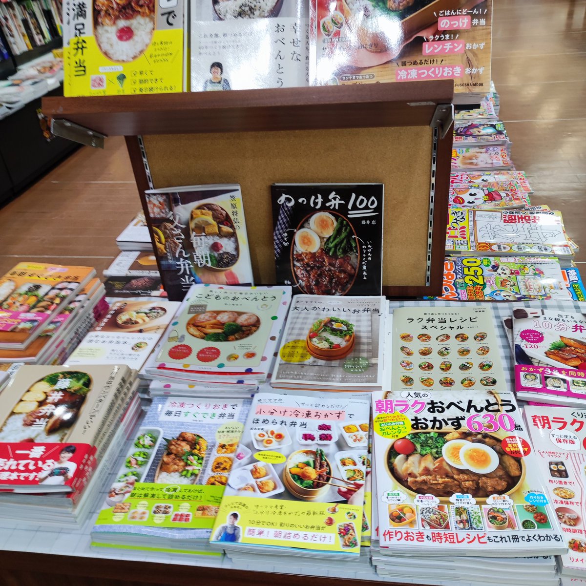 お弁当の本📕の横に
カワイイお弁当箱🍱あったら
買うと思うけどな〜🤔

逆に、お弁当箱の横に本もしかり。。。

#OSK 　#冷凍弁当