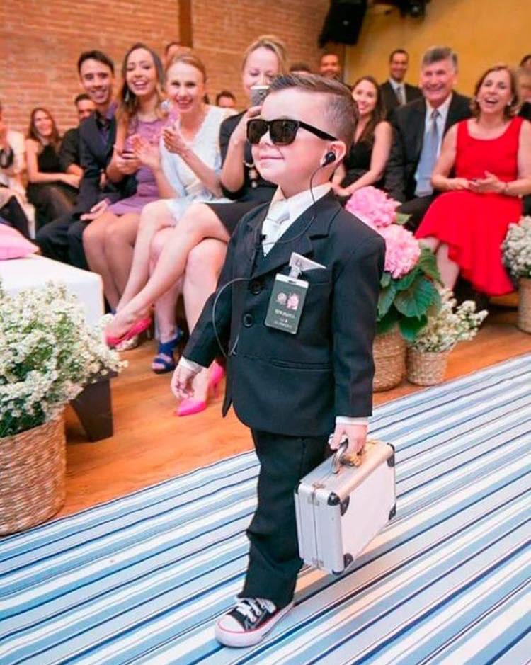 Ci sono tantissimi modi per far percorrere la navata alle #damigelle e i #paggetti, per me questo è uno dei più simpatici e che fa divertire tutti gli invitati!

info@parodieventsplanner.it 
parodieventsplanner.it