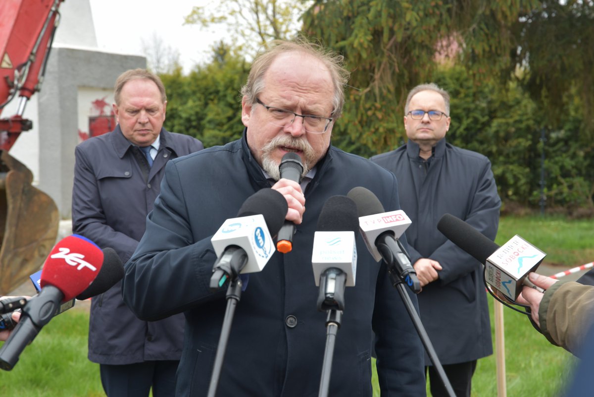 BUWiM_IPN's tweet photo. 🇵🇱 Dyrektor @buwimipn Adam #Siwek wziął udział w demontażu pomnika Armii Czerwonej w Garncarsku w gminie #Sobótka w woj. dolnośląskim. ☔️ 🛠
@ipngovpl kontynuuje akcję #dekomunizacji przestrzeni publicznej. https://t.co/IKfFDE0cTO