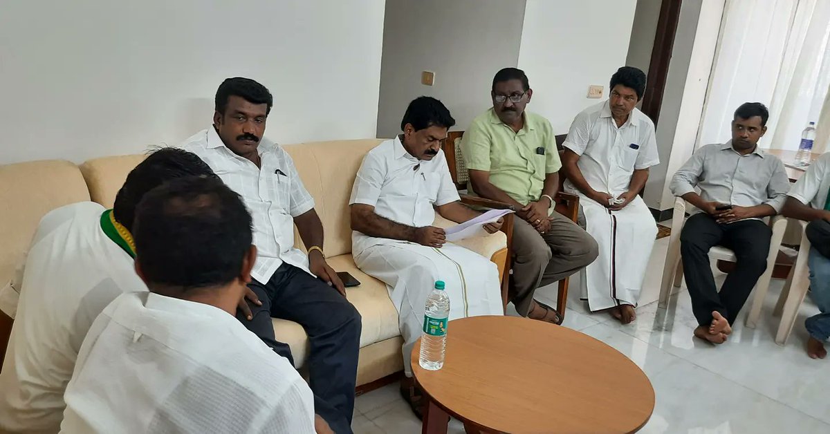 ereswaranoffl's tweet photo. இன்று (20.04.2022) சென்னை சட்டமன்ற உறுப்பினர் விடுதியில் கெயில் எரிகாற்றுக் குழாய் திட்டத்தால் பாதிக்கப்பட்ட விவசாயிகள் இயக்கத்தைச் சார்ந்தவர்கள் கோரிக்கை மனு கொடுத்தபோது.! https://t.co/TPBXfCsDtT