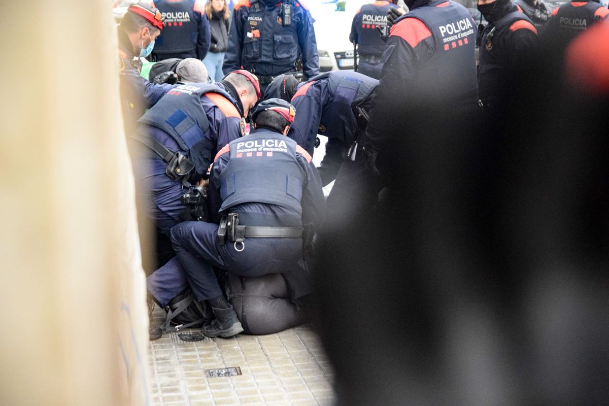 pd_gc28's tweet photo. Agressions, vacil·lades i identificacions per part dels mossos per executar un desnonament que estava suspès i on ni ha arribat la comitiva.
Amb totes les pertinences de les famílies fora, marxen com si res.
Això és violència, la que exerceixen ells i els que permeten això. https://t.co/3aMYW3M2mC