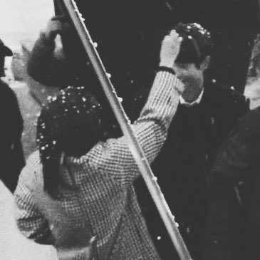 이거 가좍들이 썼던 학교에서 비밀 연애하는 웅연수쌤 훔쳐보는거 같음..
첫눈와서 점심시간에 다들 운동장에서 구경하다가 주차장쪽 지나쳐가는데 둘이 히히덕거리면서 머리에 붙은 눈 떼주고 있는거 발견함