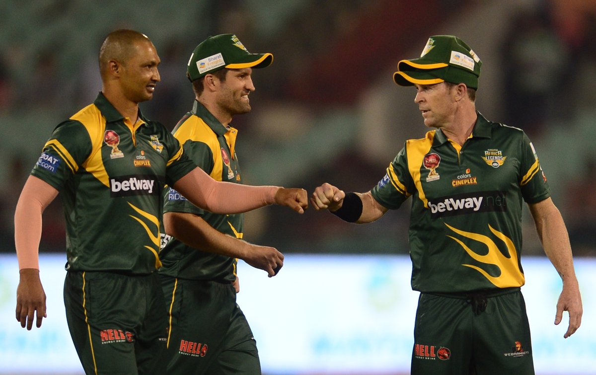 #Throwback to our captain, <a href="/JontyRhodes8/">Jonty Rhodes</a> with team mates <a href="/LloydNJones/">Lloyd Norris-Jones OLY</a> and <a href="/AlviroPetersen/">Alviro Petersen</a> celebrating a wicket against @LegendsEngland 🤜🤛

#Roadsafetyworldseries #RSWS #Legend #rsws #southafricalegends #southafrica #jontyrhodes #capetown #India