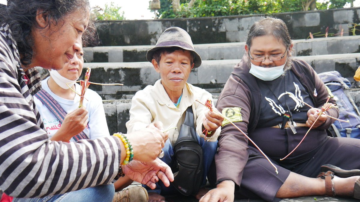 bakti budaya #komunitaswayangmerdeka workshop wayang daun singkong di Plaza Ngasem